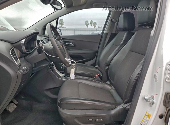 KL7CJLSB2MB308479 2021 CHEVROLET TRAX White Вид салону спереду