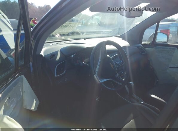 KL7CJPSB0JB560220 2018 CHEVROLET TRAX Серый Вид салона спереди