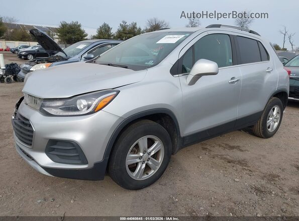 KL7CJPSB8KB887689 2019 CHEVROLET TRAX Серебряный Передняя левая четверть