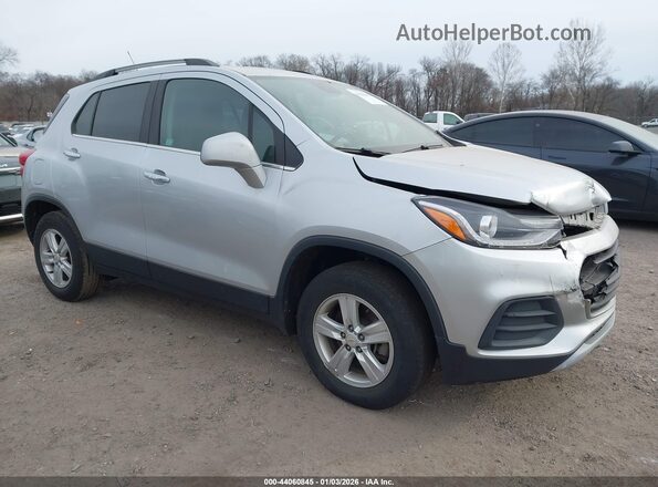 KL7CJPSB8KB887689 2019 CHEVROLET TRAX Серебряный Передняя правая четверть