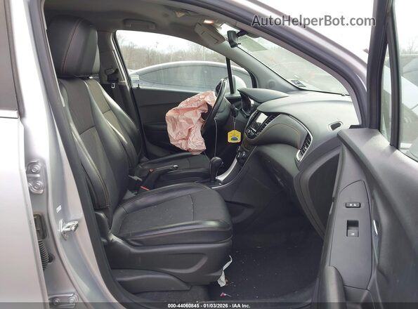 KL7CJPSB8KB887689 2019 CHEVROLET TRAX Серебряный Вид салона спереди
