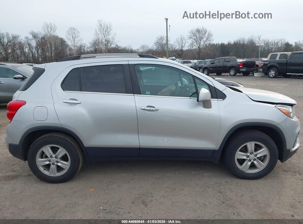 KL7CJPSB8KB887689 2019 CHEVROLET TRAX Серебряный Вид задней части салона