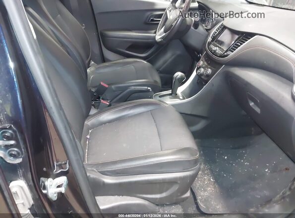 KL7CJPSB8MB355765 2021 CHEVROLET TRAX Синий Вид салона спереди