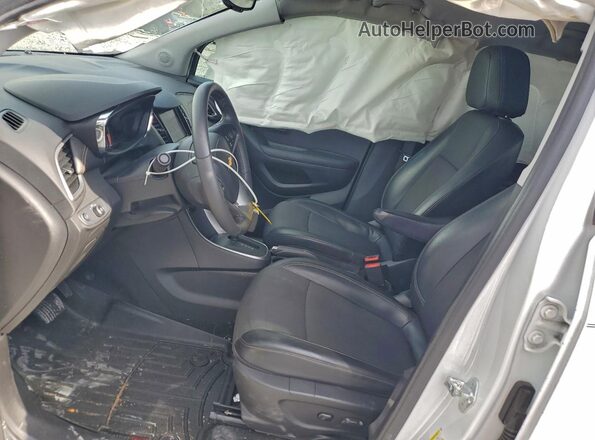 KL7CJPSM9NB501271 2022 CHEVROLET TRAX Белый Вид салона спереди