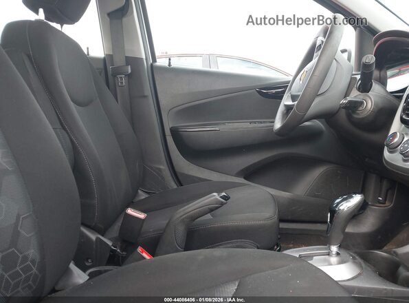 KL8CD6SA0JC420568 2018 CHEVROLET SPARK Серебряный Вид салона спереди