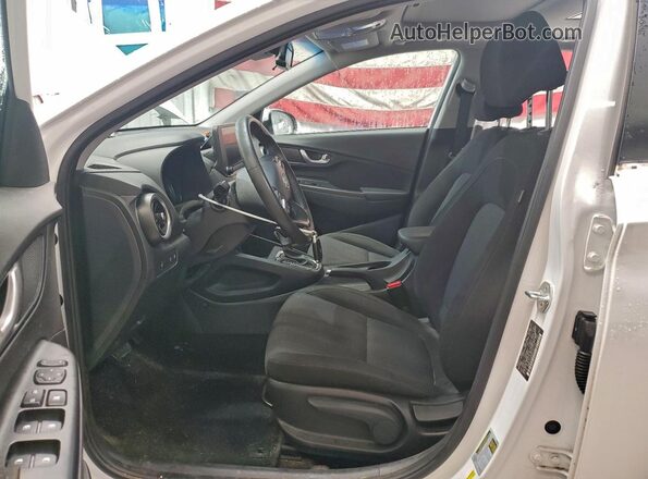 KM8K3CAB6NU761774 2022 HYUNDAI KONA Белый Вид салона спереди