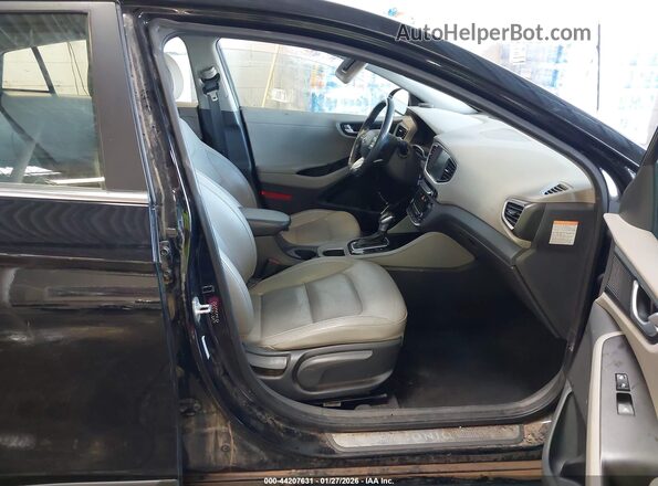 KMHC05LC6HU026635 2017 HYUNDAI IONIQ HYBRID Черный Вид салона спереди