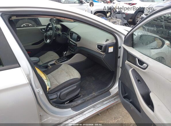KMHC65LC5HU024227 2017 HYUNDAI IONIQ HYBRID Серебряный Вид салона спереди