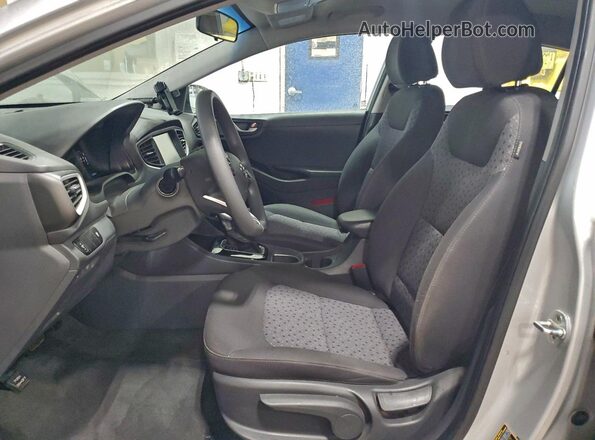 KMHC65LC7HU055852 2017 HYUNDAI IONIQ Белый Вид салона спереди