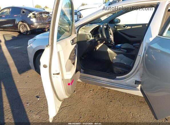 KMHC75LC4JU061806 2018 HYUNDAI IONIQ HYBRID Серебряный Вид салона спереди
