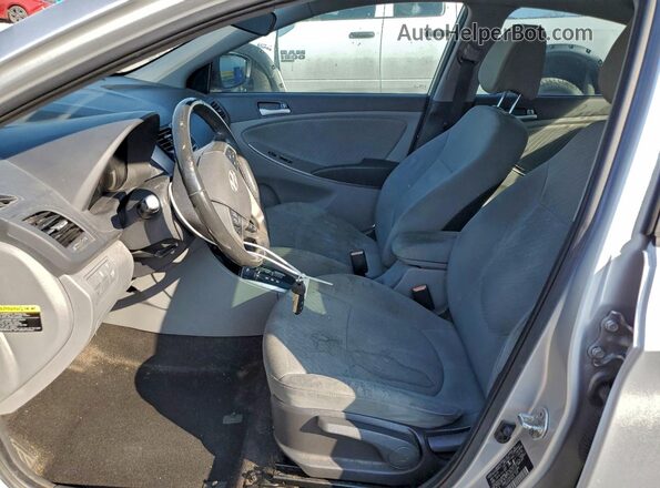 KMHCU4AEXGU161845 2016 HYUNDAI ACCENT Серебряный Вид салона спереди