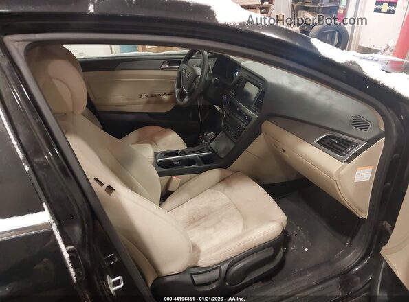 KMHE24L14HA050283 2017 HYUNDAI SONATA HYBRID Черный Вид салона спереди