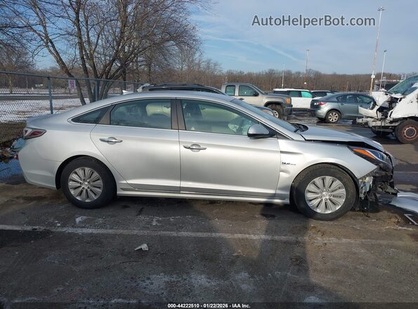KMHE24L18HA058239 2017 HYUNDAI SONATA HYBRID Серебряный Вид задней части салона