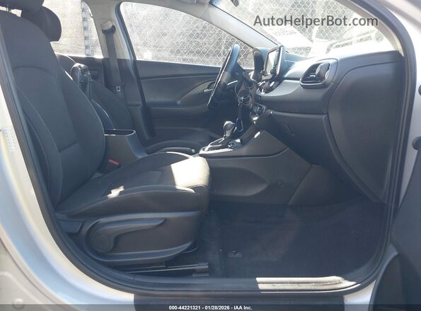 KMHH35LE5JU041261 2018 HYUNDAI ELANTRA GT Серебряный Вид салона спереди