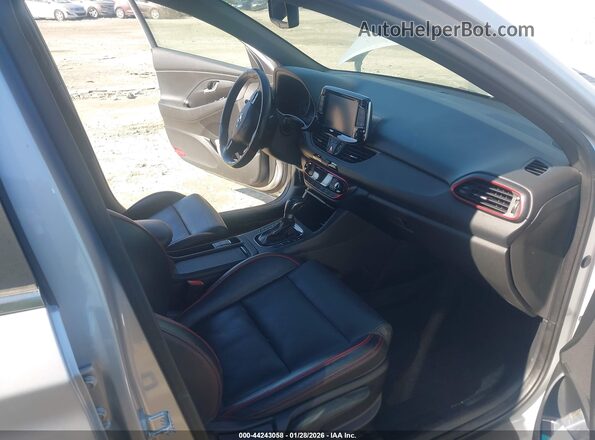KMHH55LC2JU077076 2018 HYUNDAI ELANTRA GT Silver Вид салону спереду