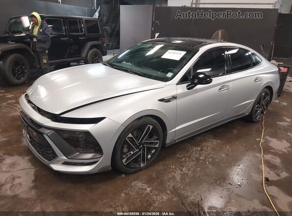 KMHL54JC5SA453067 2025 HYUNDAI SONATA Silver Vista tres cuartos delantera izquierda