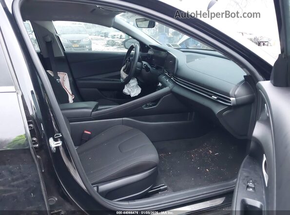 KMHLS4DG1RU749820 2024 HYUNDAI ELANTRA Черный Вид салона спереди