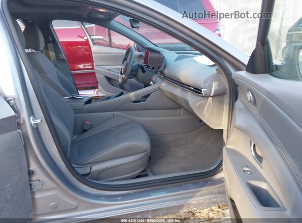 KMHLS4DG3SU893049 2025 HYUNDAI ELANTRA Gray წინა სალონის ხედი