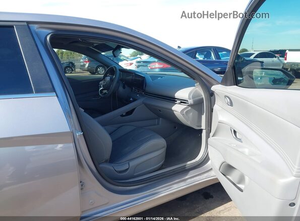 KMHLS4DG4SU911820 2025 HYUNDAI ELANTRA Silver Widok wnętrza z przodu