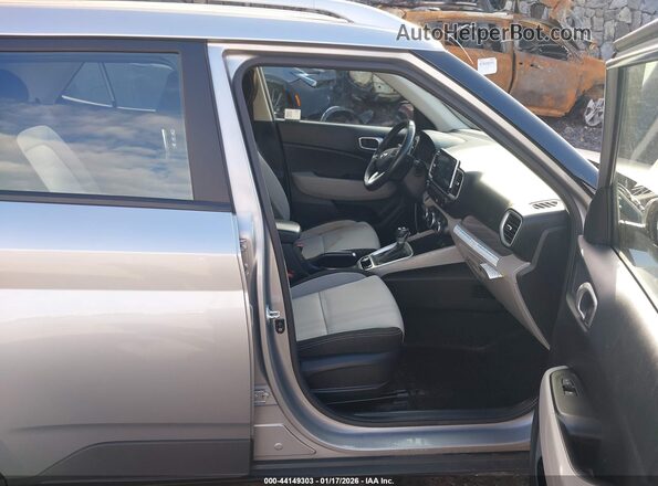 KMHRC8A34RU329565 2024 HYUNDAI VENUE Silver Widok wnętrza z przodu
