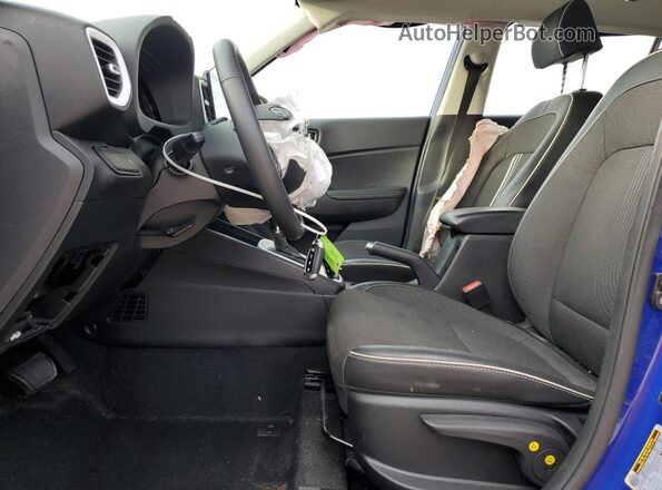 KMHRC8A35RU303329 2024 HYUNDAI VENUE Синий Вид салона спереди