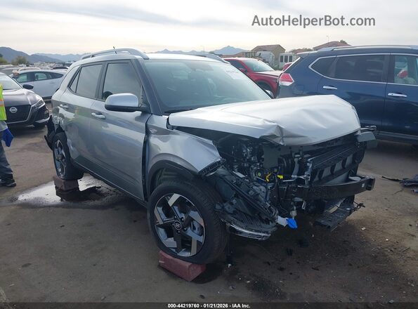 KMHRC8A35TU438494 2026 HYUNDAI VENUE Серебряный Передняя правая четверть