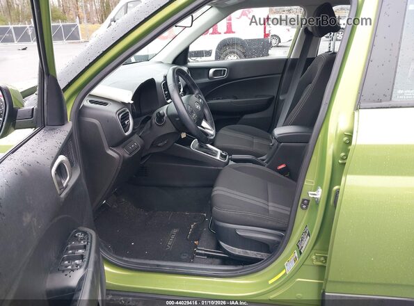 KMHRC8A3XMU098227 2021 HYUNDAI VENUE Зеленый Вид салона спереди