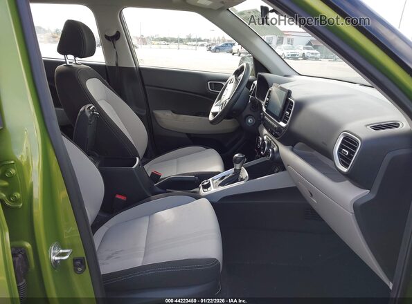 KMHRC8A3XPU229581 2023 HYUNDAI VENUE Зеленый Вид салона спереди