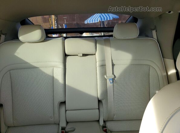 KMUKCDTC9PU002469 2023 GENESIS GV60 White Vista de los asientos traseros