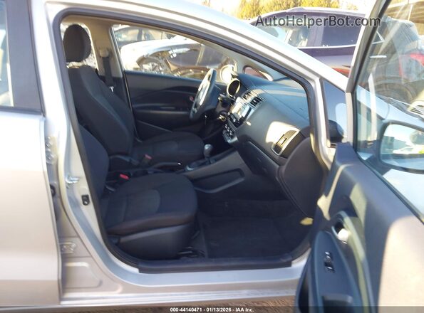 KNADM4A38H6071068 2017 KIA RIO Серебряный Вид салона спереди