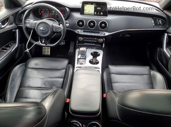 KNAE55LCXJ6015997 2018 KIA STINGER Красный Вид панели приборов