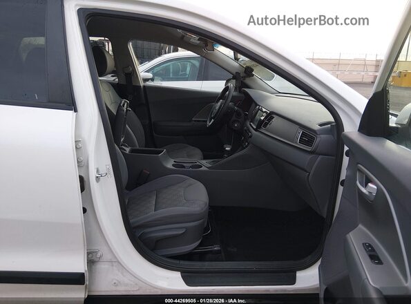 KNDCB3LC6H5078781 2017 KIA NIRO Белый Вид салона спереди