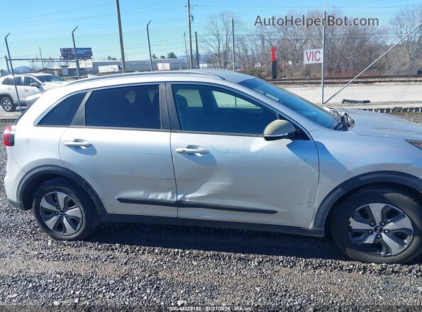 KNDCC3LC4H5043217 2017 KIA NIRO Серебряный Вид задней части салона