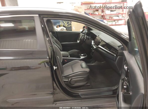 KNDCC3LG0N5118025 2022 KIA NIRO EV Черный Вид салона спереди