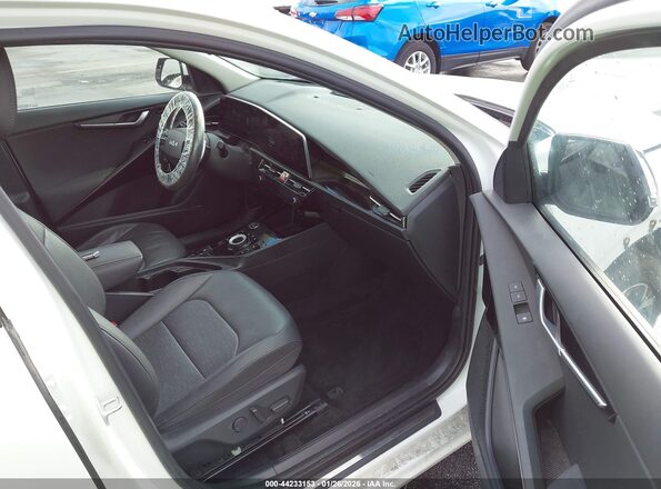KNDCT3L14P5012997 2023 KIA NIRO EV Белый Вид салона спереди