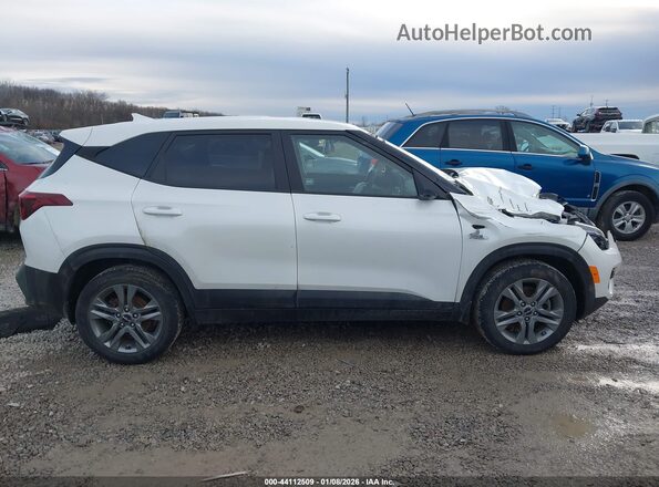KNDEPCAA8N7237327 2022 KIA SELTOS Белый Вид задней части салона