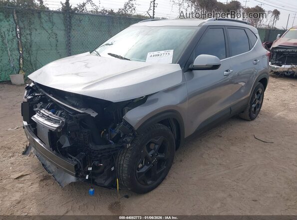 KNDER2AA2T7828660 2026 KIA SELTOS Серый Передняя левая четверть