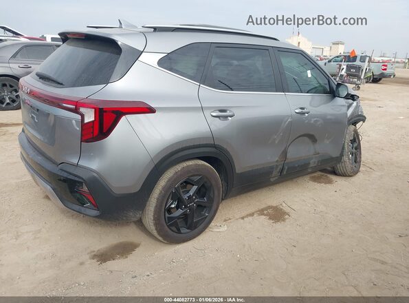 KNDER2AA2T7828660 2026 KIA SELTOS Серый Задняя правая четверть