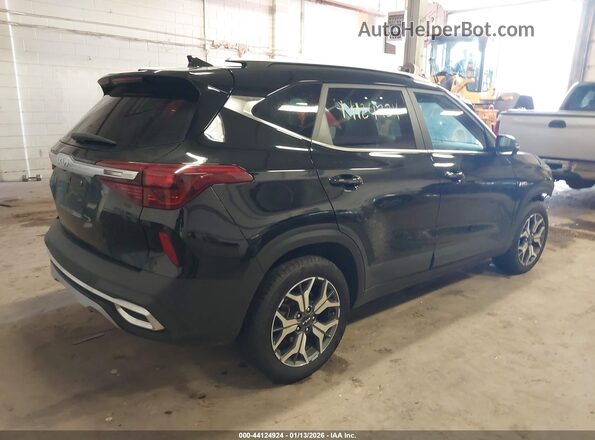 KNDERCAA7P7384834 2023 KIA SELTOS Черный Задняя правая четверть
