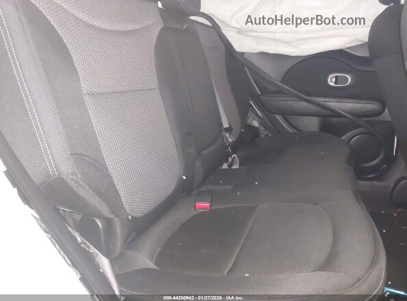 KNDJP3A54J7598551 2018 KIA SOUL White Widok naklejki z numerem VIN
