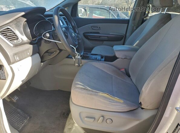 KNDMB5C1XH6227282 2017 KIA SEDONA Серебряный Вид салона спереди