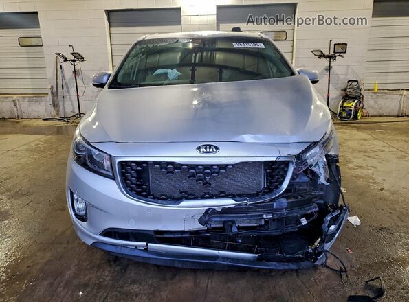 KNDMC5C11J6387828 2018 KIA SEDONA Серебряный Вид спереди