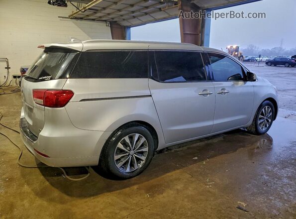 KNDMC5C11J6387828 2018 KIA SEDONA Серебряный Задняя правая четверть