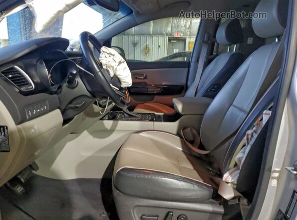 KNDMC5C11J6387828 2018 KIA SEDONA Серебряный Вид салона спереди
