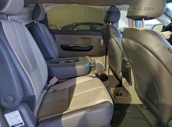 KNDMC5C11J6387828 2018 KIA SEDONA Серебряный Вид задней части салона