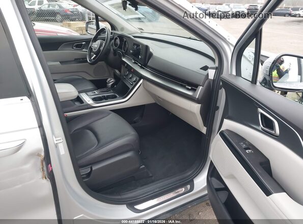 KNDNB4H31P6255138 2023 KIA CARNIVAL MPV Серебряный Вид салона спереди