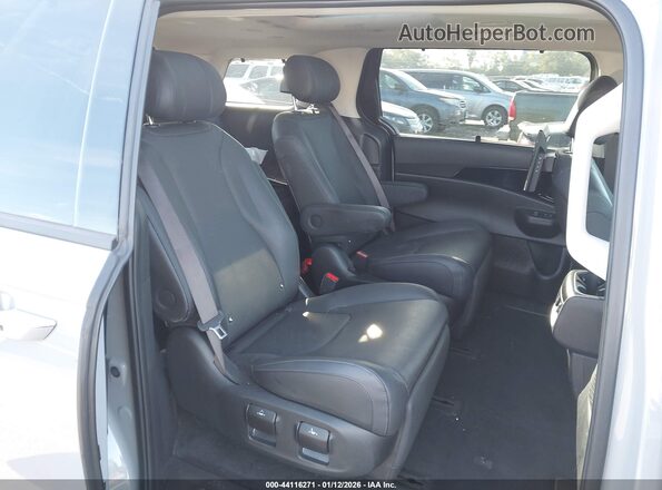 KNDNE5KA5S6038236 2025 KIA CARNIVAL MPV HYBRID Gray Widok naklejki z numerem VIN