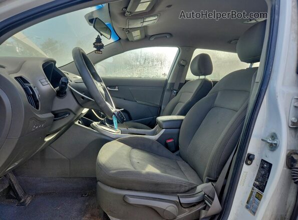KNDPBCAC3G7864335 2016 KIA SPORTAGE Белый Вид салона спереди