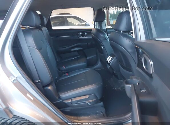 KNDRHDLG7P5130662 2023 KIA SORENTO HYBRID Gray Widok naklejki z numerem VIN