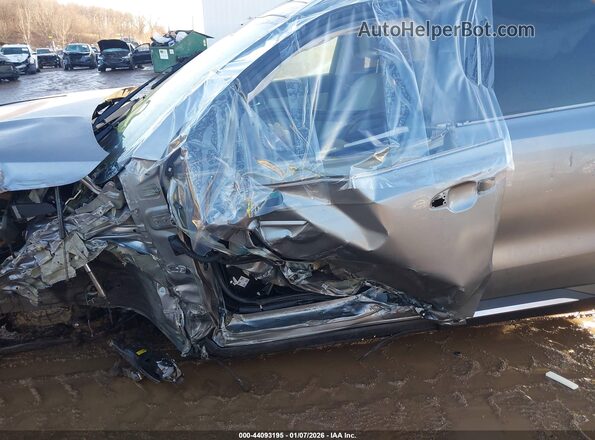 KNDRKDLG2P5208993 2023 KIA SORENTO HYBRID Серебряный Вид спереди